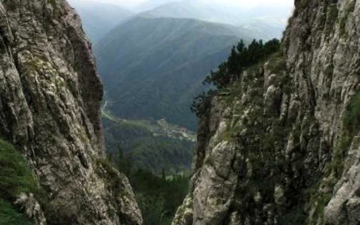 Braşov: Turista căzută în râpă are multiple fracturi la cap
