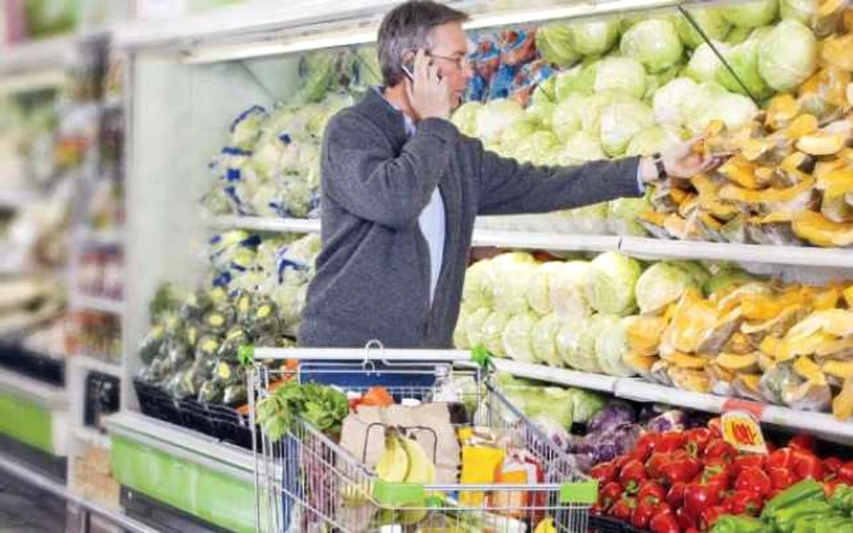 Mulți dintre bărbații trimiși singuri la cumpărături se vor sfătui cu soțiile prin telefon