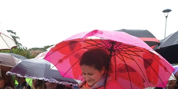 „Fata cu cartea” - Marilena Sasu - la coadă pentru a vota la Accademia di Romania din Roma Italia Foto FB Marilena Sasu