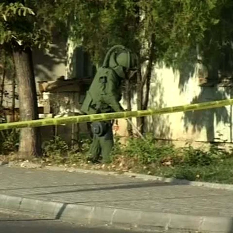 
    Poliţiştii i-au chemat imediat pe pirotehniştii de la SRI  
