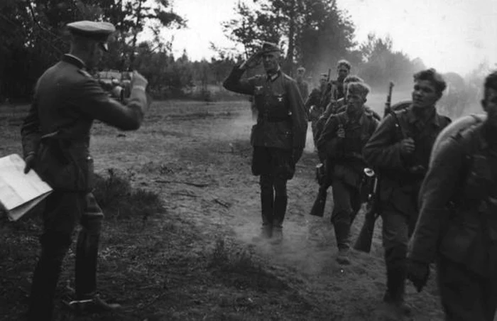 Infanterişti germani în drum spre un nou aliniament tactic (iulie 1941)