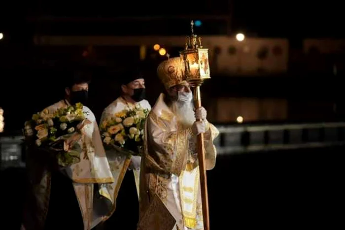 Teodosie aduce Lumina Sfântă                                                     FOTO: Arhiepiscopia Tomisului