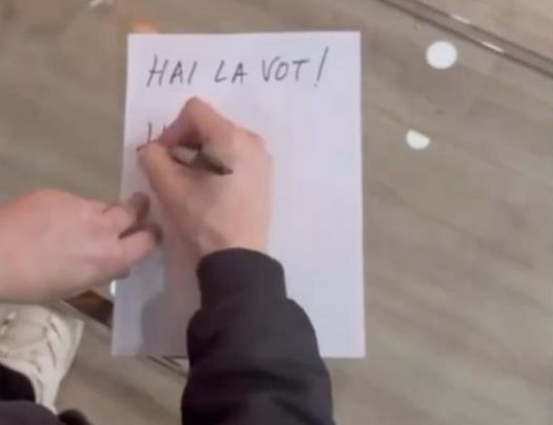 Celebrul actor român Sebastian Stan îndeamnă la vot şi dezvăluie pe cine susţine în turul al doilea al alegerilor prezidenţiale