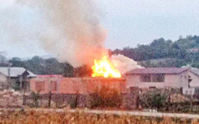 
    Cătălin Munteanu şi-a chemat prietenii şi lăutarii  şi au încins o petrecere în curtea vilei incendiate  