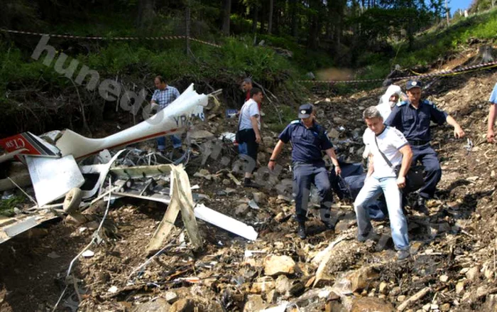 Cadavrul pilotului a fost recuperat cu greu. Foto: Daniel Guţă