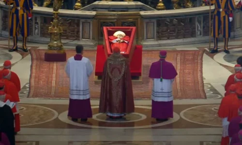 Sicriul cu trupul neînsuflețit al papei Francisc, dus în bazilica Sfântul Petru (foto: Captură video Youtube / Vatican News)