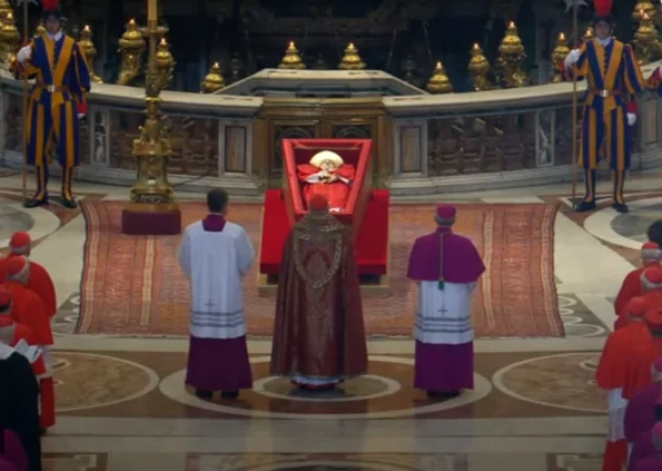 Sicriul cu trupul neînsuflețit al papei Francisc, dus în bazilica Sfântul Petru (foto: Captură video Youtube / Vatican News)