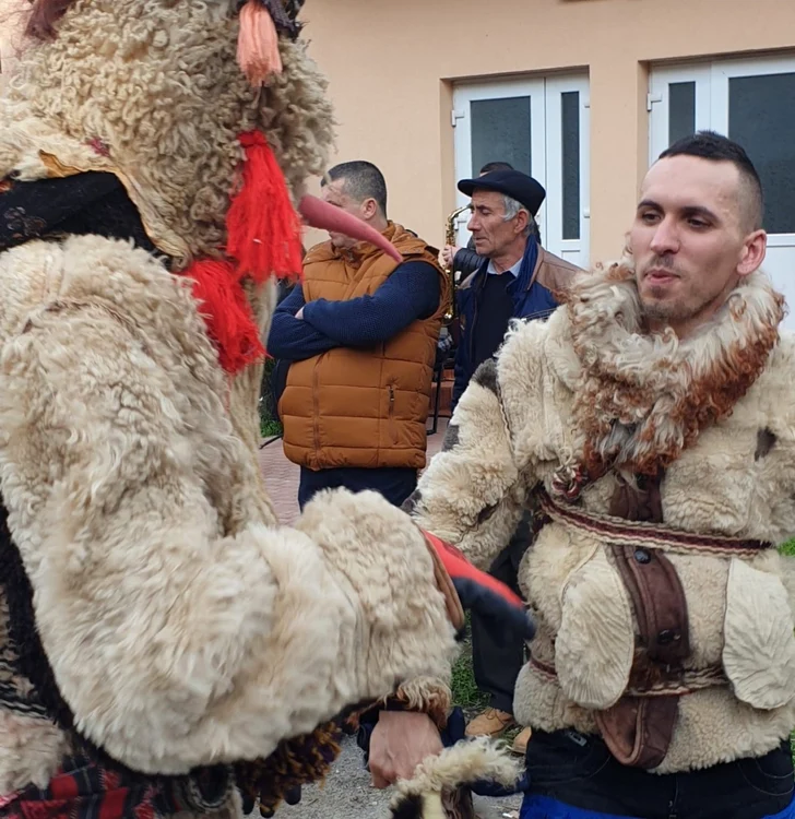 pitarai cu masti foto