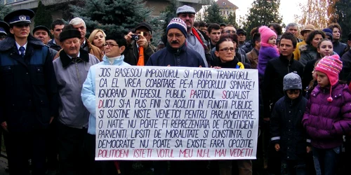 Familia Olteanu a venit si cu o pancardă