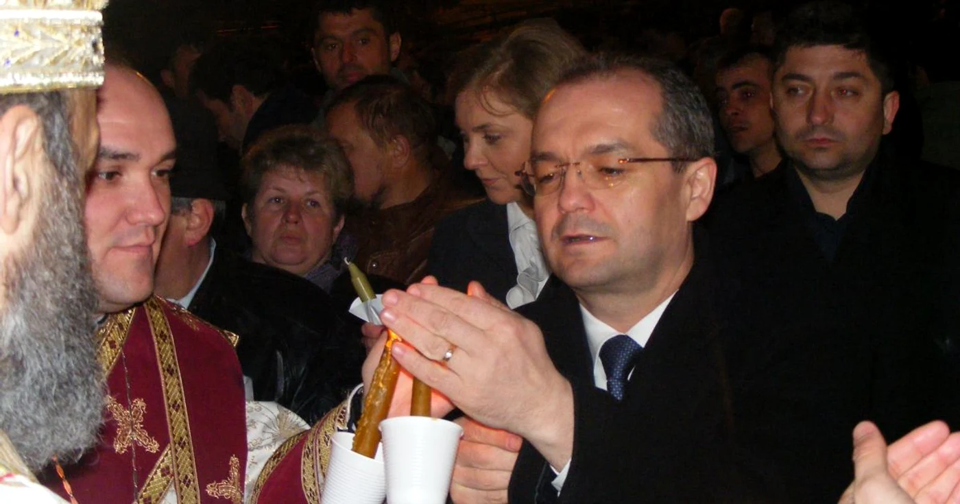 Episcopul Irineu Bistriţeanul s-a oprit pentru a-i da lumină premierului Foto: Caius Raţiu