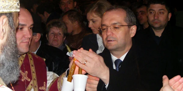 Episcopul Irineu Bistriţeanul s-a oprit pentru a-i da lumină premierului Foto: Caius Raţiu