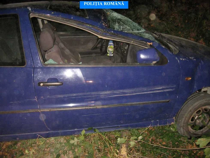 Tânărul care a furat un VW s-a răsturnat cu el pe un câmp, după ce a avariat o Dacie, în trafic