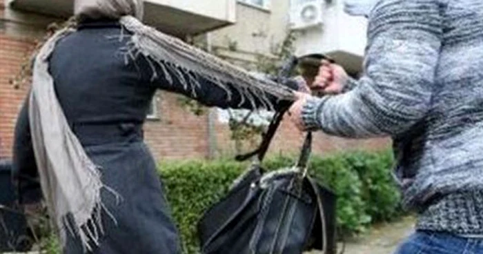 Victima a fost atacată în plină stradă însă poliţiştii au reacţionat prompt şi l-au reţinut la scurt timp pe tâlhar. FOTO -stiri.covasnamedia.ro