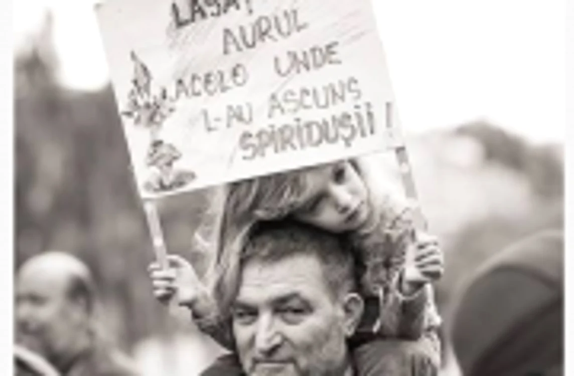 Mesajul unei fetiţe la protestele anti Roşia Montană „Lăsaţi aurul acolo unde l-au ascuns spiriduşii”          FOTO Benedek Bela