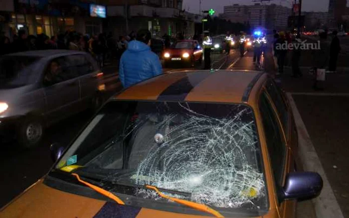 Femeia a fost aruncată în aer apoi a căzut pe parbrizul autoturismului FOTO CRISTIAN FRANŢ