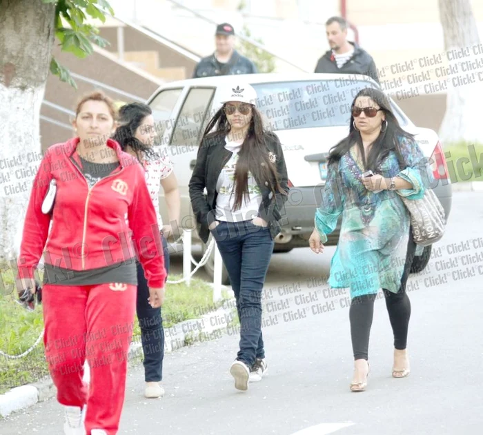 Carmen a fost luată de la poliţie de mama ei, Cati Fotografii: Mihai Ionescu