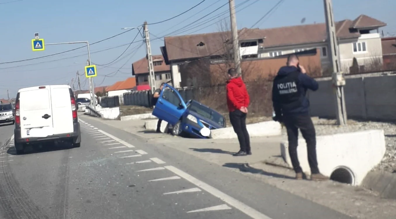 Două autoturisme au intrat în coliziune pe Drumul European 79                                             Foto: Facebook