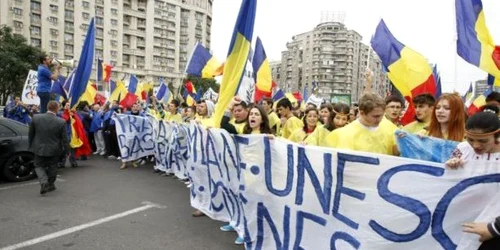 Tinerii, care au reprezentat "grosul" manifestaţiei, au scandat "Basarabia, pământ românesc"