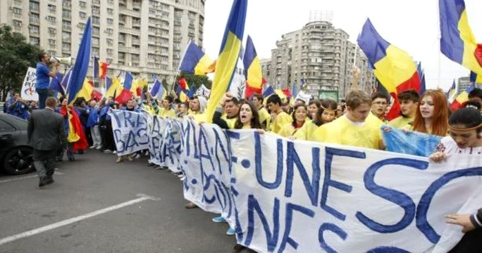 Tinerii, care au reprezentat "grosul" manifestaţiei, au scandat "Basarabia, pământ românesc"