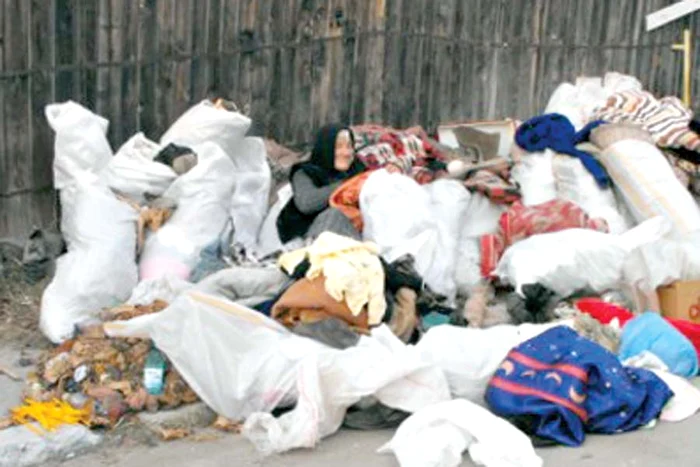 Familia i-a aruncat bătrânei toate  lucrurile în faţa porţii