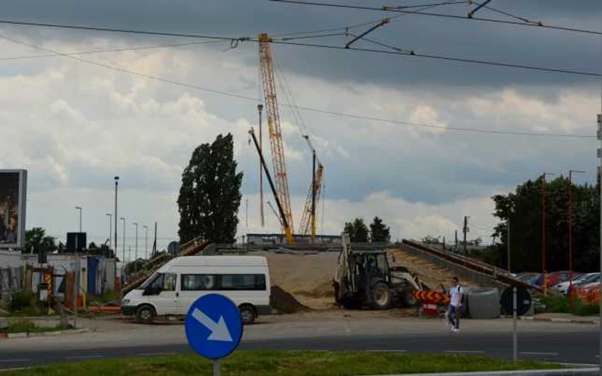 Pasajul suprateran de la ieşirea din Ploieşti către Centura de Vest trebuia să fie gata la 31 decembrie 2015, dar este realizat în proporţie de maximum 50% FOTO Dana Mihai