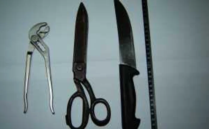 Obiectele găsite asupra tânărului au fost confiscate