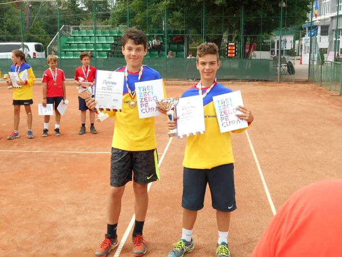 La dublu, perechea Voican – Baltă (al doilea, legitimat la Carpaţi Sinaia) a câştigat în faţa cuplului Giurea – Manu, 6-1, 6-4