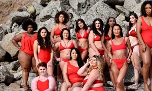 femei in costum de baie 