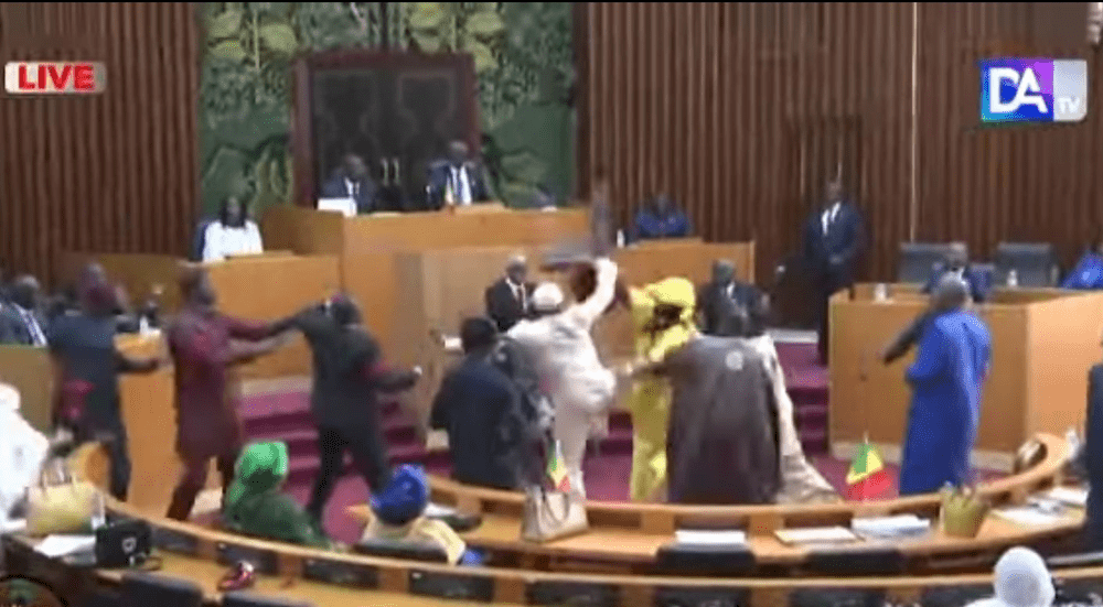 Doi deputați din Senegal, condamnați la închisoare după ce și-au lovit o colegă însărcinată VIDEO