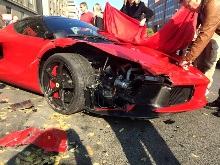 Maşina Ferrari, avariată rapid FOTO Mayweather.me