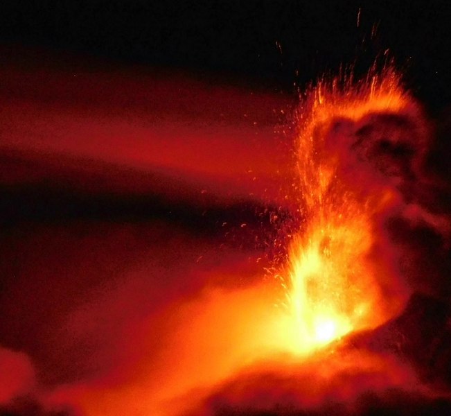Imagini spectaculoase. Cel mai înalt vulcan activ din Europa a erupt din nou VIDEO