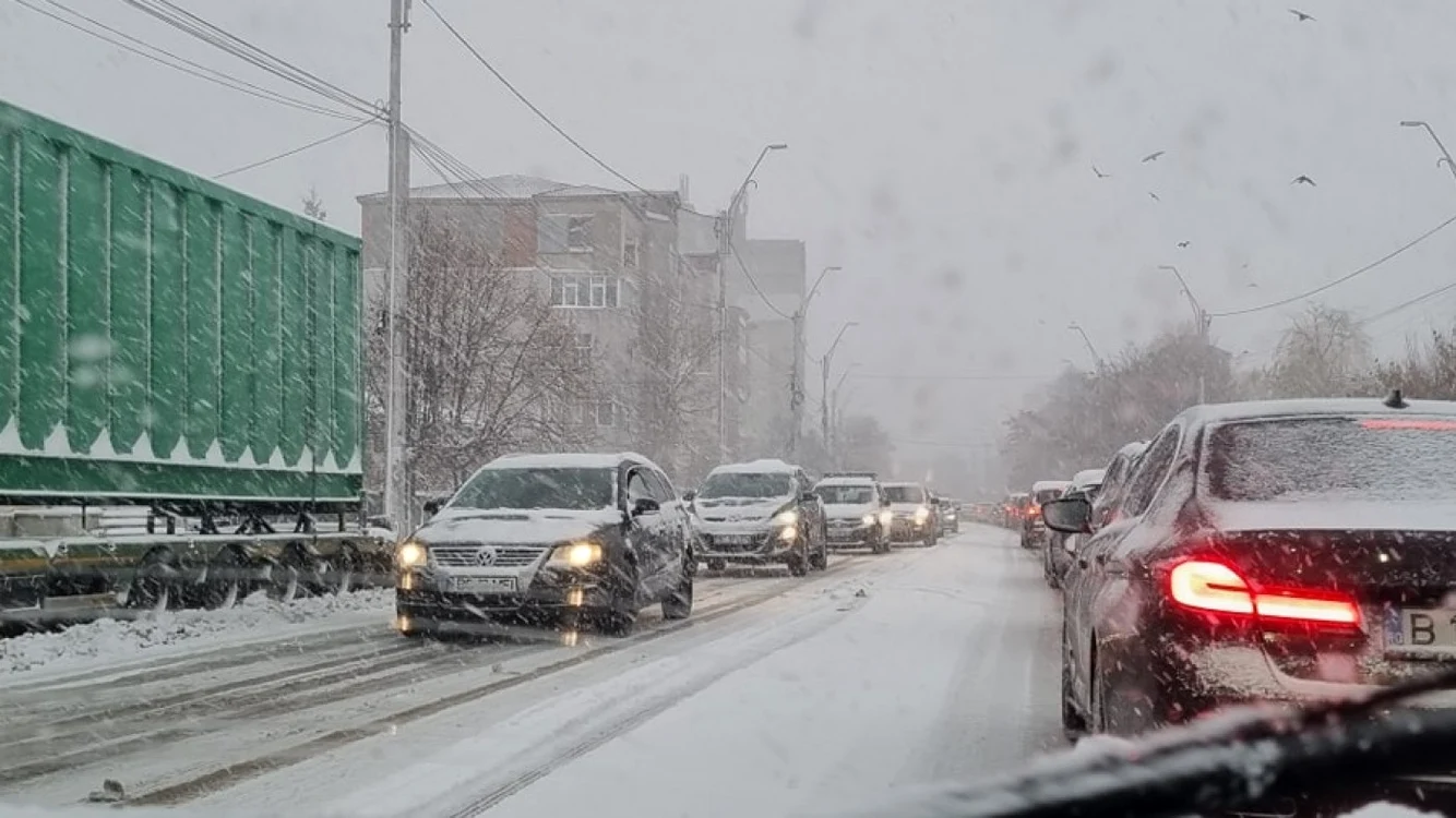 Prima zi de ninsoare a paralizat circulaţia în Bacău FOTO zdbc.ro
