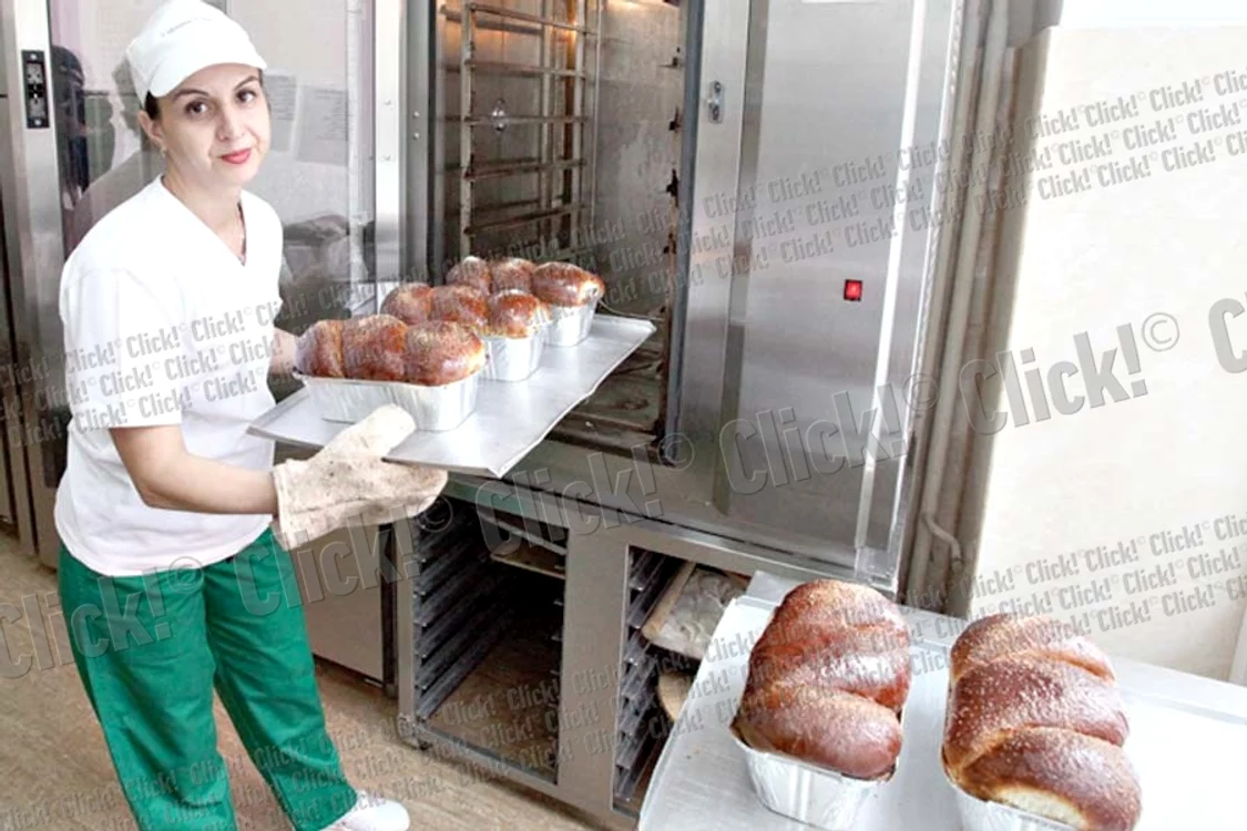 Cristina, Cosmina  şi Maria fac nişte  cozonaci buni de  te lingi pe degete (Fotografii: Florin Şuler )