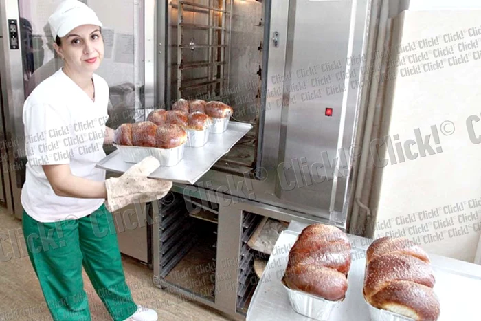 Cristina, Cosmina  şi Maria fac nişte  cozonaci buni de  te lingi pe degete (Fotografii: Florin Şuler )