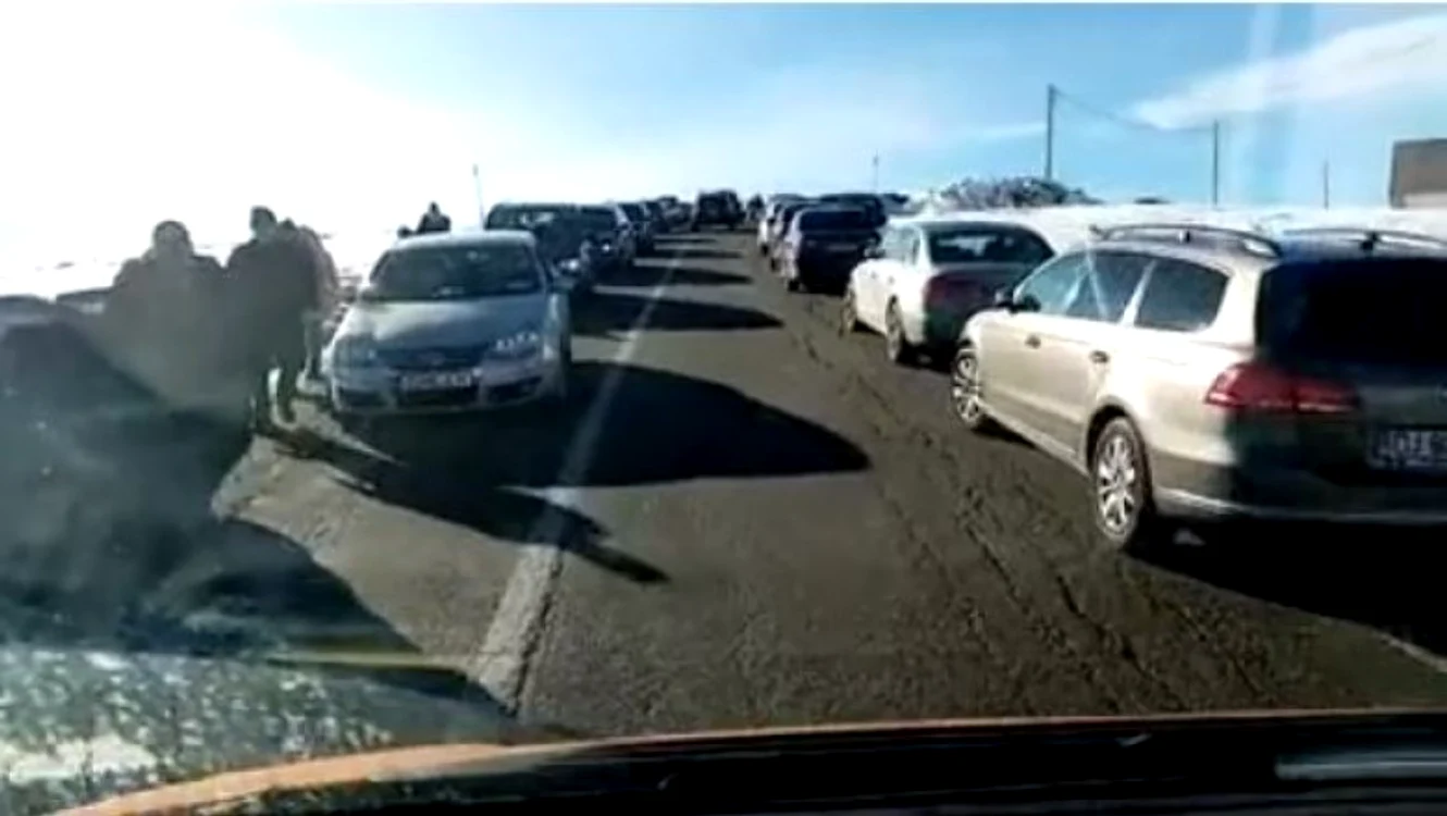 Traficul este blocat în zona stațiunii Rânca Sursă foto: Captură video