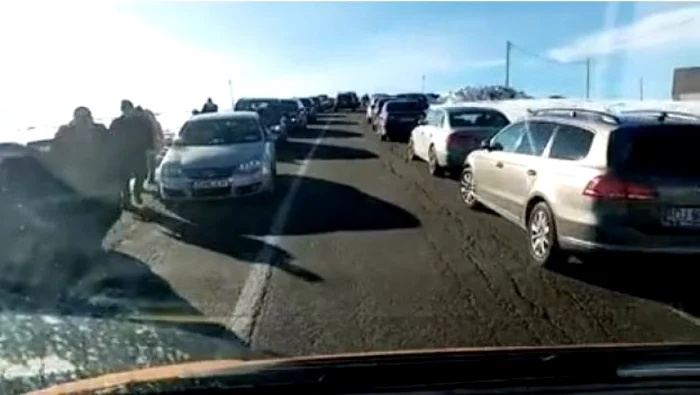 Traficul este blocat în zona stațiunii Rânca Sursă foto: Captură video