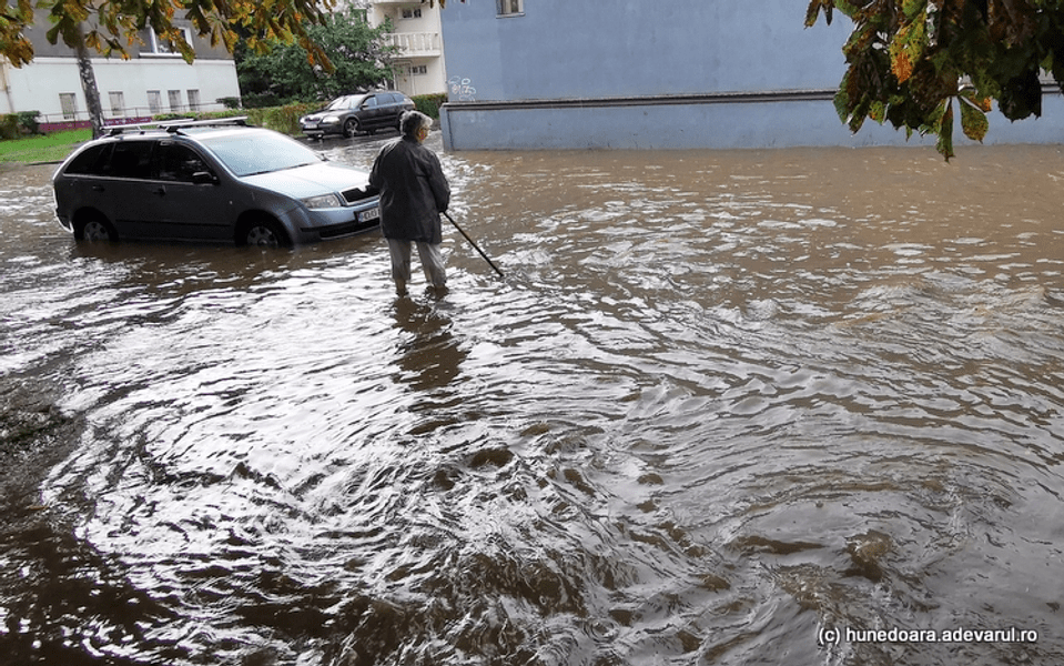 Cod portocaliu de inundații pe râuri din județul Timiș, până luni seara