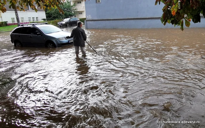 Strada Ion Creangă din Hunedoara a ajuns sub ape. Foto: Daniel Guță.