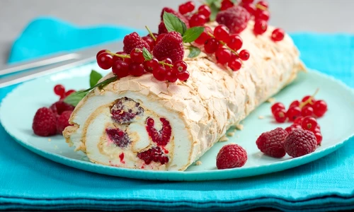 Rulada de bezea cu fructe de padure  Sursa foto shutterstock 2181479955 jpg