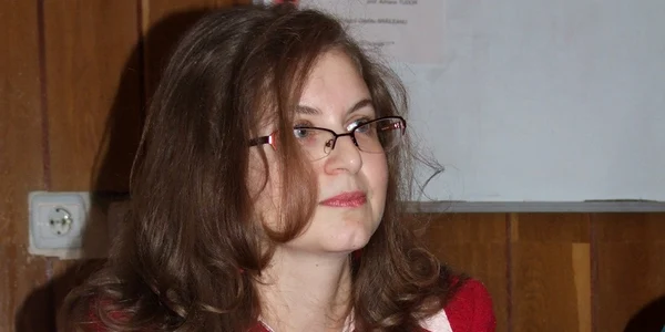 Elena Albu şi-a lansat primul volum "Femeia Mac" la Biblioteca "Panait Istrati"