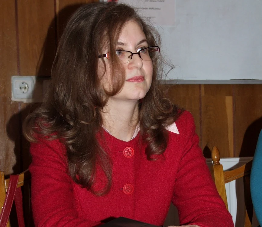 Elena Albu şi-a lansat primul volum "Femeia Mac" la Biblioteca "Panait Istrati"