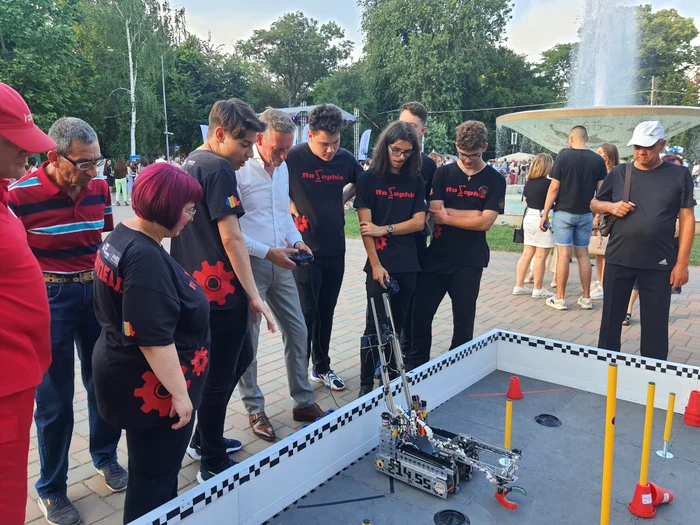 Demonstrațiile cu roboți atrag numeroși copii, dar și adulți FOTO Marinela Buruiană