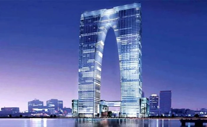 
    Iniţial, „Pantalonii Estului“ trebuia să semene cu Arcul de Triumf din Paris  