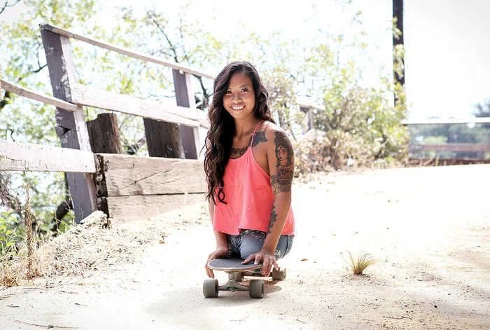  Se deplasează cu  placă de skateboard