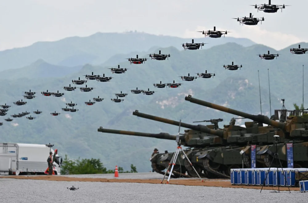 Imagini incredibile de la exercițiile militare din Coreea de Sud: un roi de 50 de drone este spulberat cu arme laser și tunuri Vulcan