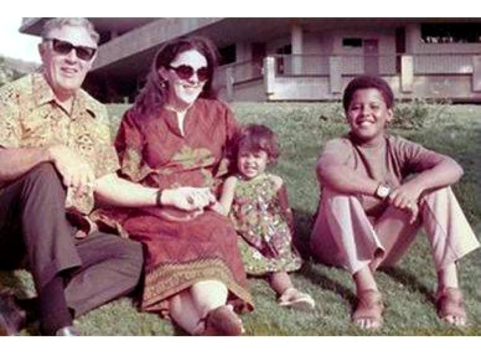 Barack împreună cu bunicii săi de care era extrem de ataşat. El a locuit o perioadă cu ei, până s-a mutat cu mama sa în Indonesia.