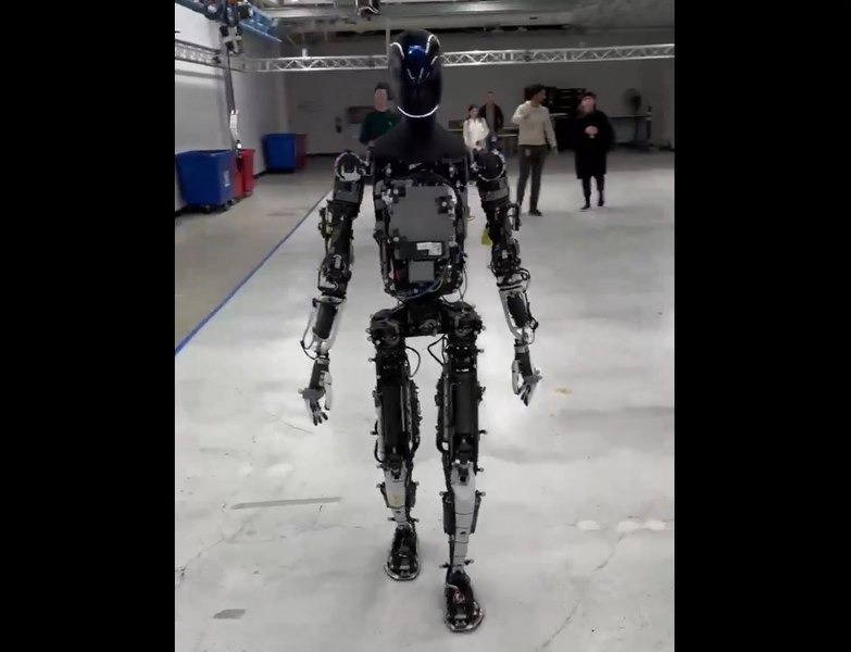 Elon Musk și-a scos robotul la plimbare. Ce reacții a stârnit gestul miliardarului: „Merge mai bine decât Joe Biden” VIDEO