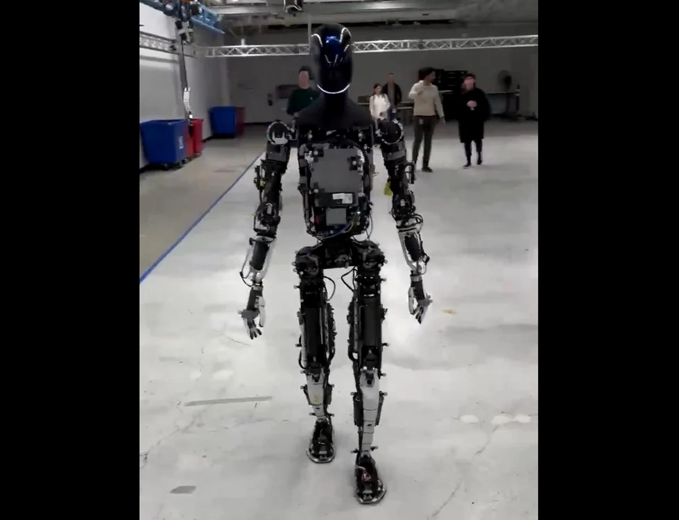 Robotul lui Elon Musk a stârnit reacții diverse. Unii au propus să i se dea foc