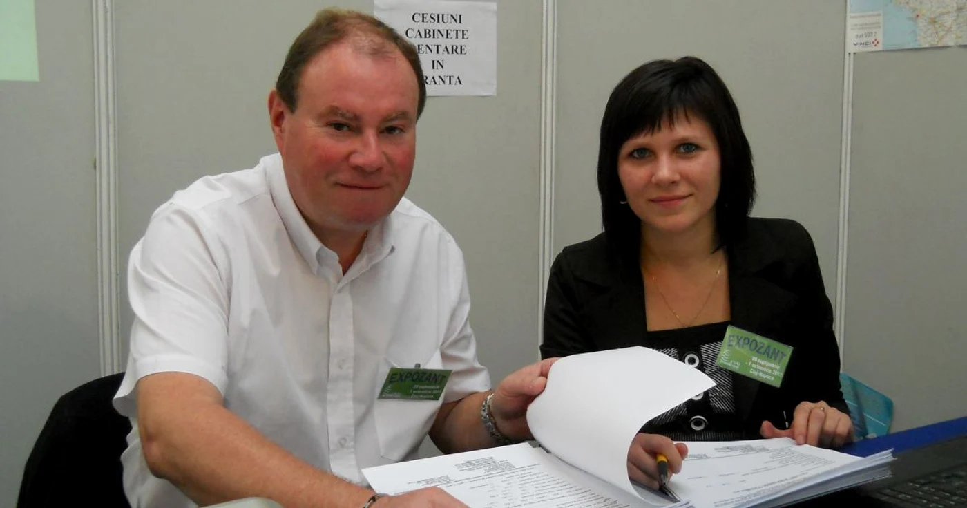 Francezul Jean-Marc Quetant şi românca Alexandra Bădilă iau CV-uri dentiştilor la Expo Transilvania.