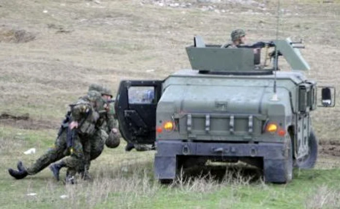 
    Militarii răniţi au fost transportaţi de urgenţă la spital (Foto: AFP)  